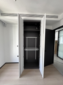 西安实景落地_白门黑柜全屋定制衣柜内部嵌入优凡纯挂墙式碳钢金属衣柜安装笔记装修完工实拍图及所需配件清单和价格单